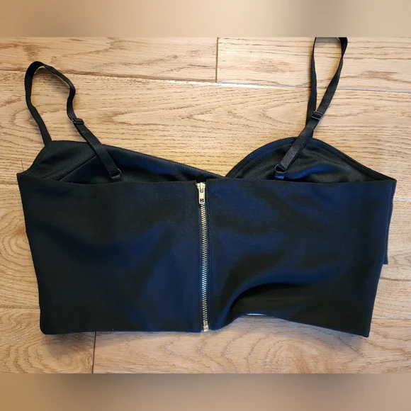 Chic Black Crop Top - Picture 2 of 4